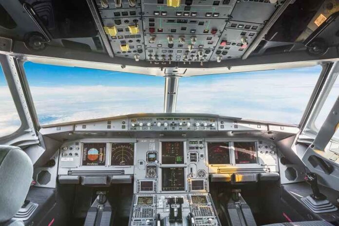 Depositphotos_440524338_vliegtuig-cockpit.jpg