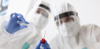 ‘Het is voor je eigen veiligheid’: Bill Gates en de WHO eisen grootschalige uitrol van ‘experimentele’ mRNA-ebola-vaccins
