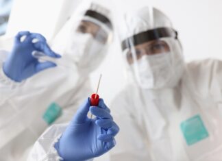 ‘Het is voor je eigen veiligheid’: Bill Gates en de WHO eisen grootschalige uitrol van ‘experimentele’ mRNA-ebola-vaccins
