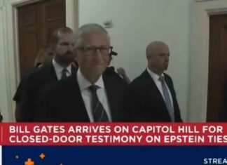 Bill Gates betrapt op een grijns terwijl hij een besloten Epstein-hoorzitting binnengaat, afgeschermd van het publiek