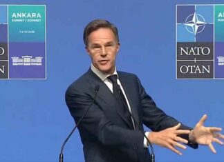 “Heeft dat invloed op je zelfrespect?” – Rutte wordt hier geconfronteerd met zijn slijmerige gedrag tegenover Trump