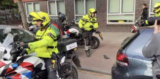 Politie slaat op de vlucht tijdens rellen in Den Haag nadat Marokko Nederland uit het WK heeft geknikkerd