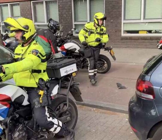 Politie slaat op de vlucht tijdens rellen in Den Haag nadat Marokko Nederland uit het WK heeft geknikkerd