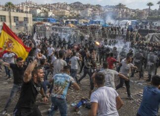 Ceuta heeft er genoeg van: burgers willen het migrantenkamp ontruimen – politie vuurt waarschuwingsschoten af (VIDEO’S)