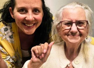 Canadese oma sterft onder het bloed, met haar handen gevouwen in gebed, terwijl de overheid haar tegen haar wil euthanaseert