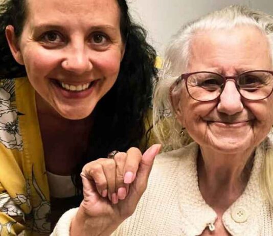 Canadese oma sterft onder het bloed, met haar handen gevouwen in gebed, terwijl de overheid haar tegen haar wil euthanaseert