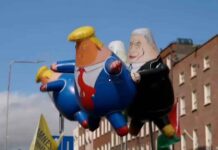 Kijk: Ierse demonstranten gaan de straat op met enorme opblaasfiguren van Trump die door Netanyahu wordt bestijgt