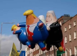 Kijk: Ierse demonstranten gaan de straat op met enorme opblaasfiguren waarop Trump door Netanyahu wordt bestegen
