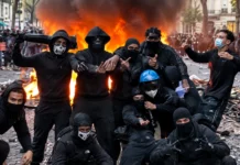 Frankrijk bereikt het “point of no return” nu rellen en chaos zich verspreiden