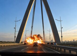 Trekt Poetin eindelijk de handschoenen uit? Ontbrugging van Kiev in volle gang nu de Noordbrug door een drone is getroffen (VIDEO’S)
